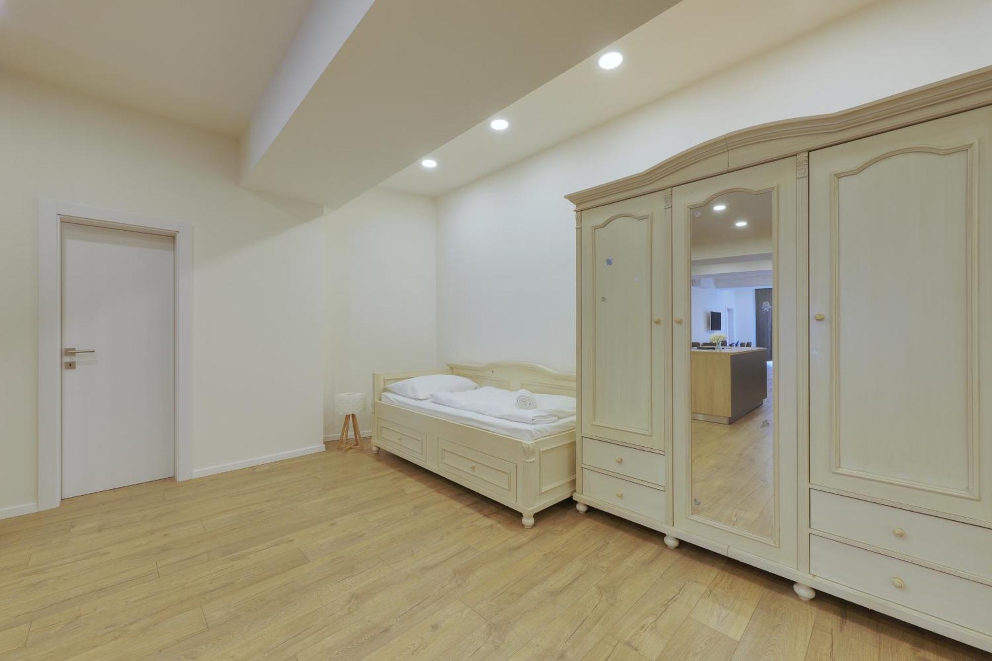 Shone Apartment Old Town 2 Bedroom Bratislava Exterior photo